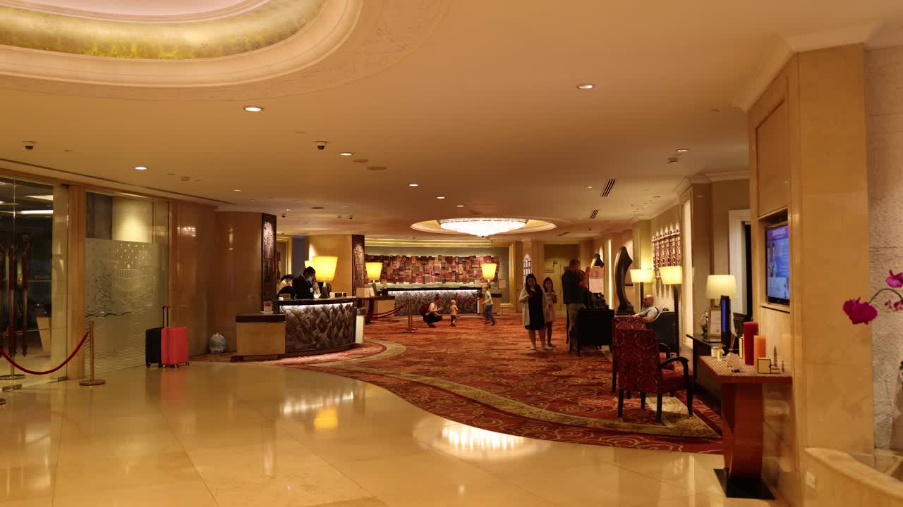 Time-lapse af en travl, luksuriøs hotellobby