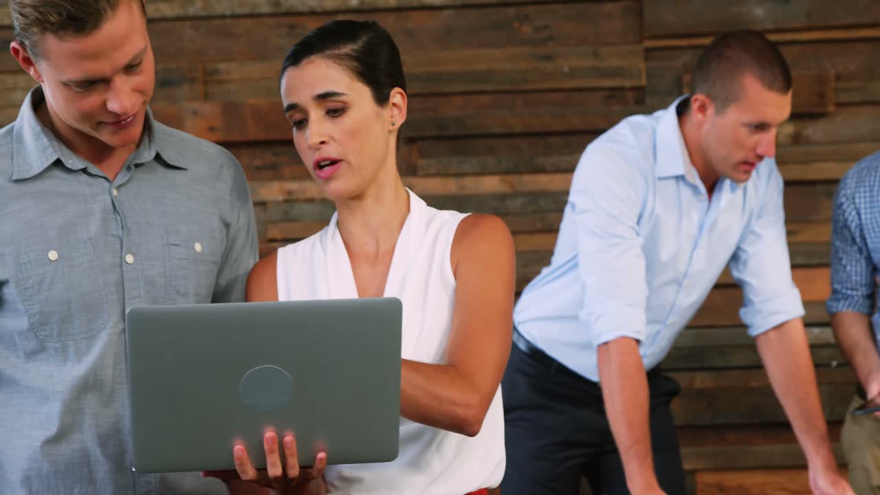 ejecutivos de negocios que interactúan entre sí