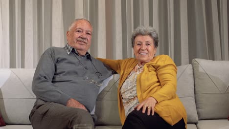 Pareja-De-Ancianos-Riéndose-De-La-Pantalla.