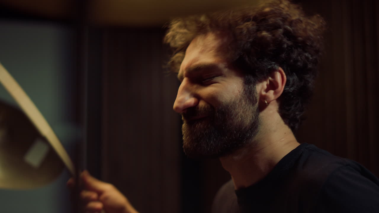 músico haciendo música rock en el estudio de grabación. baterista tocando música rock.