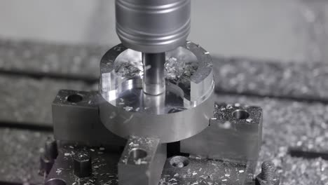 máquina de fresado cnc para metalurgia. corte de metal tecnología de procesamiento moderna.