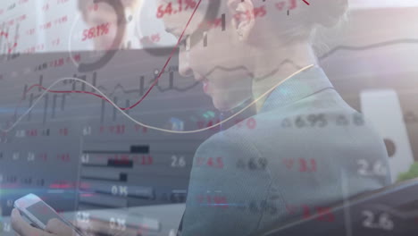 사무실에서 스마트폰을 사용하는 백인 사업가 여성에 대한 금융 데이터 처리 애니메이션