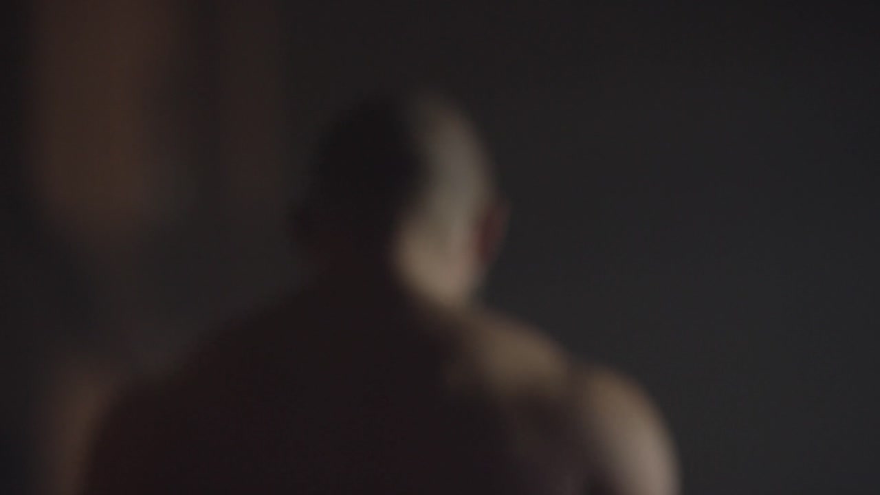 imagen borrosa de la espalda de un hombre