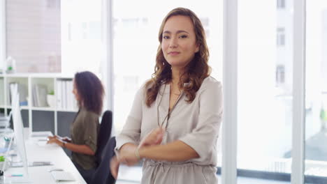mujer en una oficina moderna