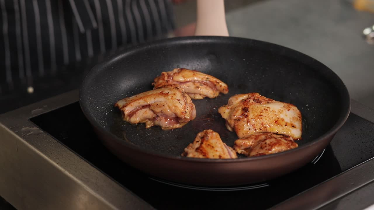 freír pollo en una sartén