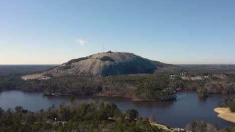 Weitwinkel-Drohnenaufnahme-Des-Stone-Mountain-Im-Stone-Mountain-Park,-Der-Langsamer-Wegfliegt,-Während-Man-Auf-Das-Wandgemälde-Der-Konföderierten-Auf-Der-Nordseite-Der-Felswand-Blickt