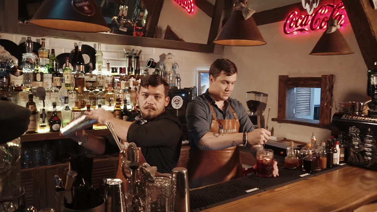 술집에서 테일을 만드는 바텐더