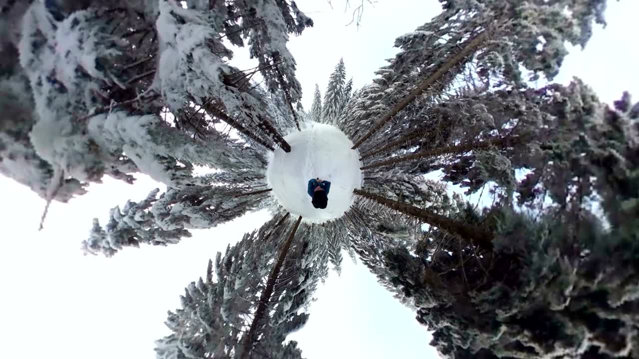 아름다운 겨울 숲을 고 있는 남자, 360° 영상, 360° vr, 작은 행성 효과