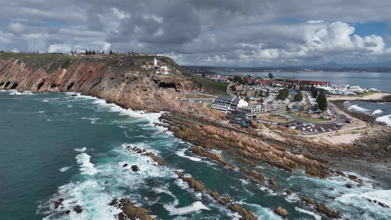 Stormmoln över klippfyr vid Mossel Bay, Sydafrika