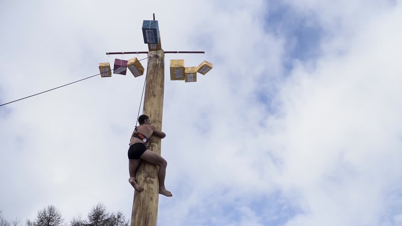 전통적 인 러시아 축제 중 기둥 을 오르는 사람