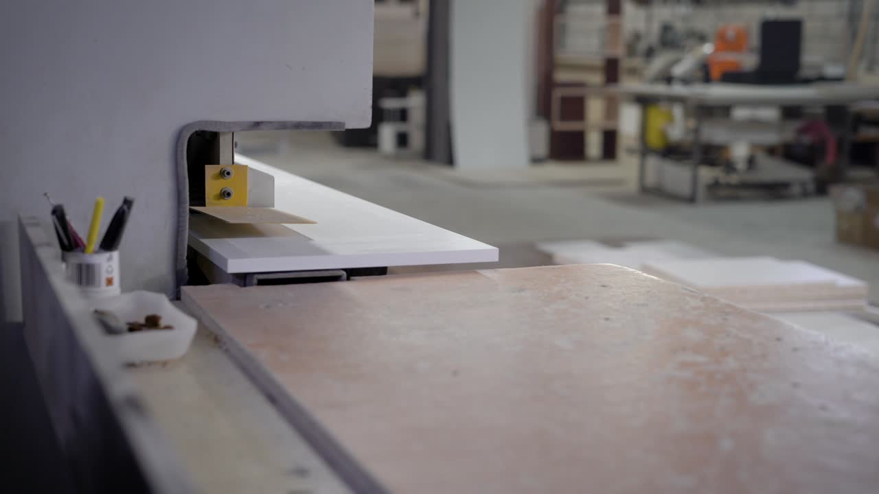 Oficina de fabricação com máquina para corte de painéis e instrumentos