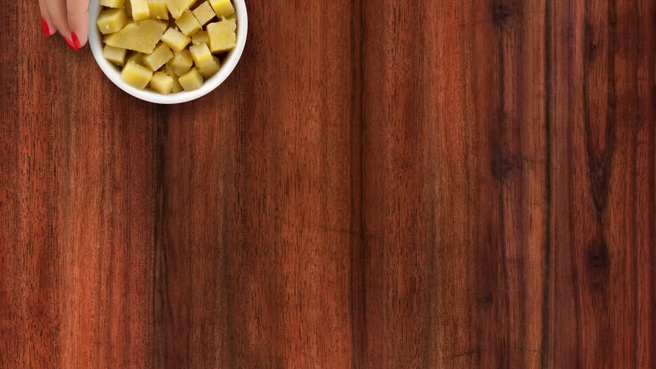 ofreciendo cubos de patata dulce hervida