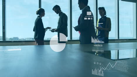 animación de múltiples iconos de aplicaciones sobre diversos compañeros de trabajo compartiendo ideas en la oficina