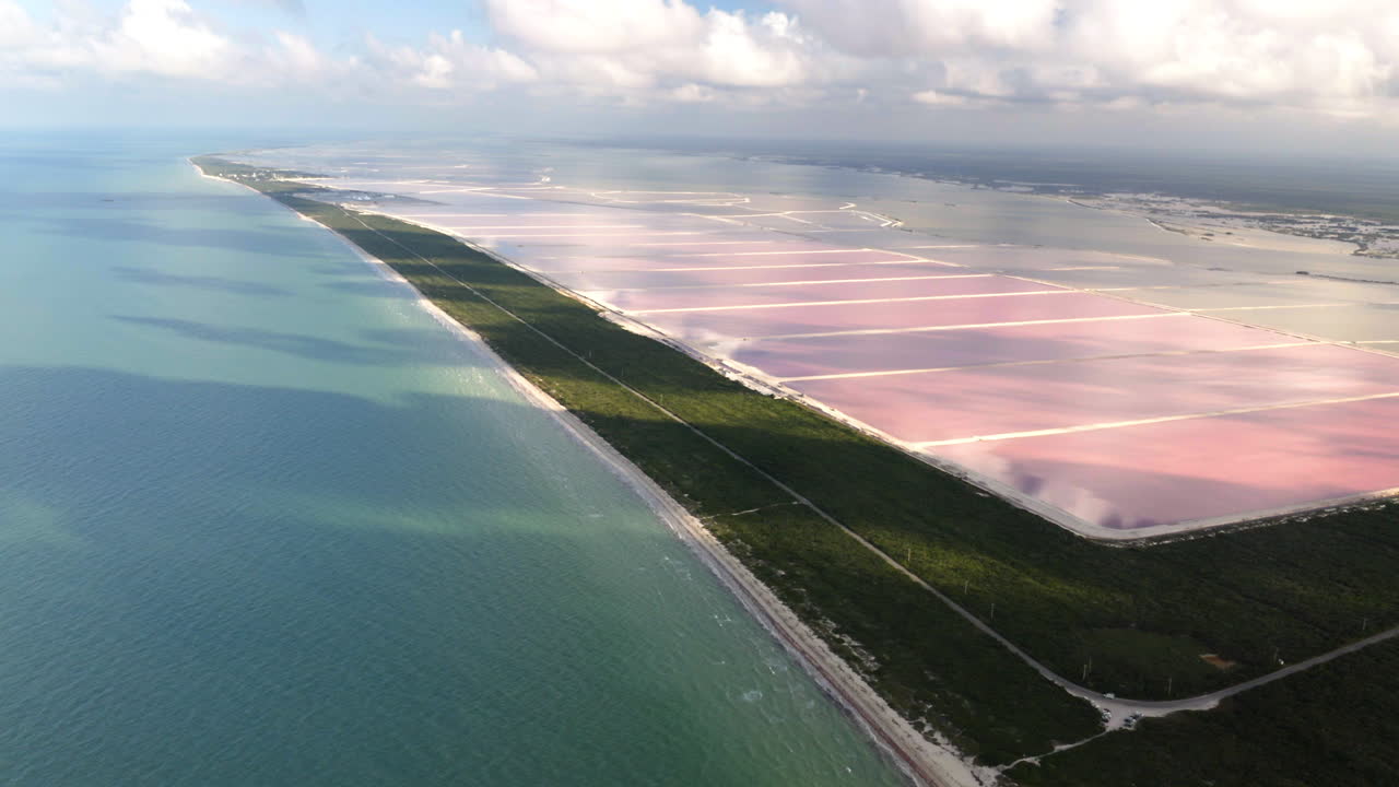 유카탄 해안선과 바다 지대 뒤에 있는 분홍색 소금 증발 연못