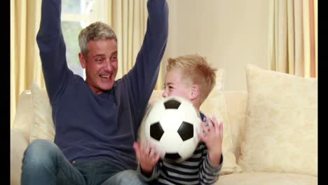 Vater-Und-Sohn-Schauen-Fußball