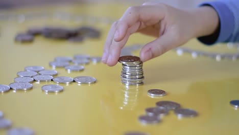 Kind-Spart-Geld-Mit-Gelbem-Hintergrund-Stock-Video-Stock-Footage