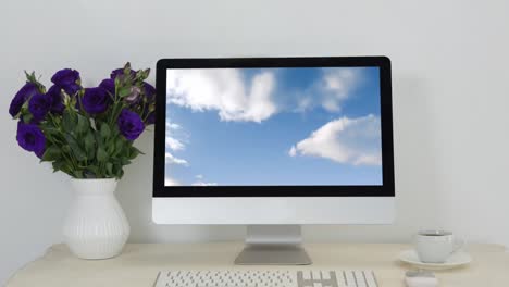 Cielo-Azul-Y-Nubes-En-El-Monitor-De-La-Computadora