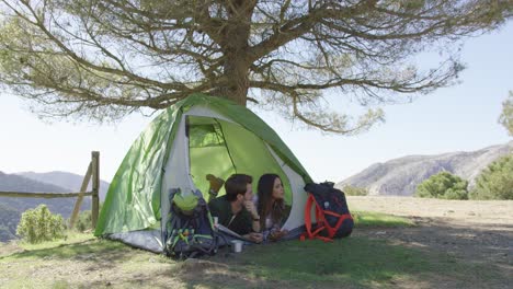 Pareja-Romántica-Descansando-En-Carpa