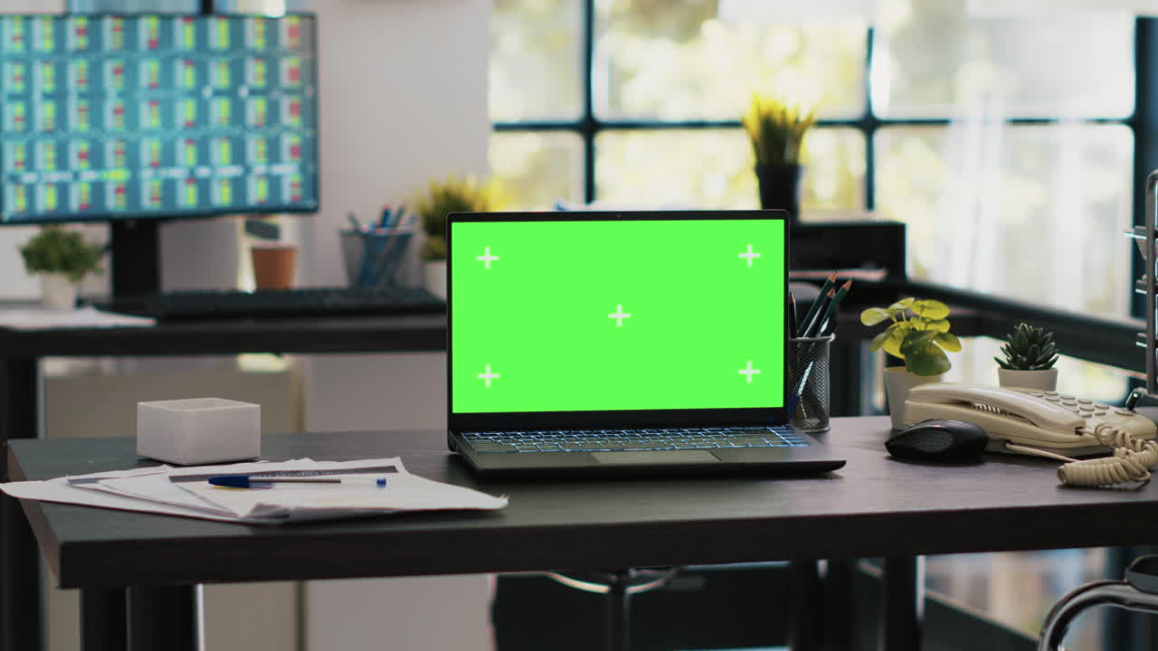 Mockup laptop sulla scrivania dell'azienda con computer desktop che mostra la borsa