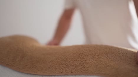 Feurige-Art-Der-Massage,-Männerhände-Nehmen-Ein-Erhitztes-Handtuch-Vom-Rücken,-Nahaufnahme