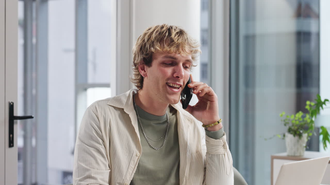 전화로 얘기하는 남자