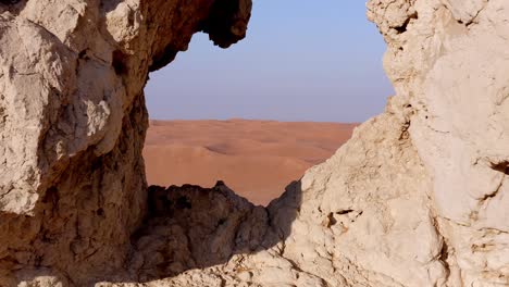 imágenes de drones en 4k, vista aérea de la meseta de rocas fósiles en el desierto de mleiha con ondas de arena, paisaje geológico de la esfinge en las dunas de arena del desierto en los emiratos árabes unidos, videos de drones