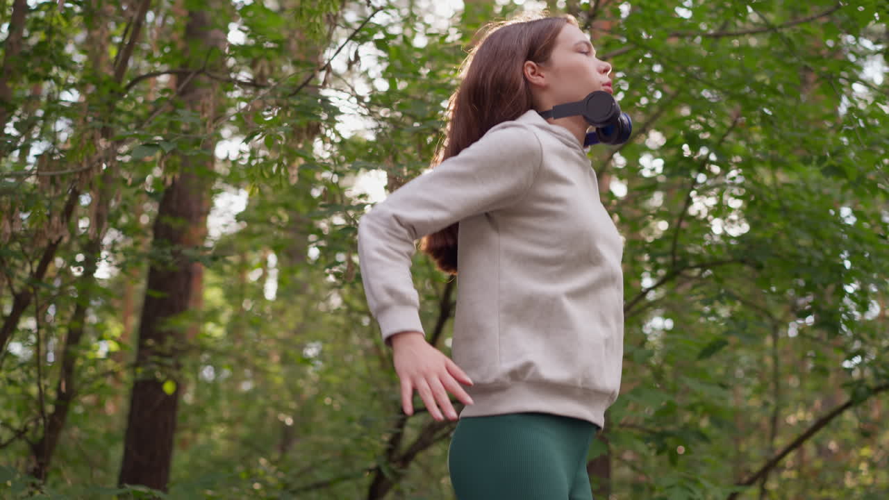 숲에서 깊은 숨을 쉬는 여자 운동선수, 은 날씨에서 자연에서 대회에 대한 신체적 준비, 활동적인 생활 방식 및 훈련에서 긍정적 인 에너지를 얻는 것.