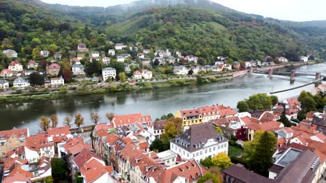 toma de drones de heidelberg, alemania, casco antiguo, río neckar y puentes, panorama aéreo