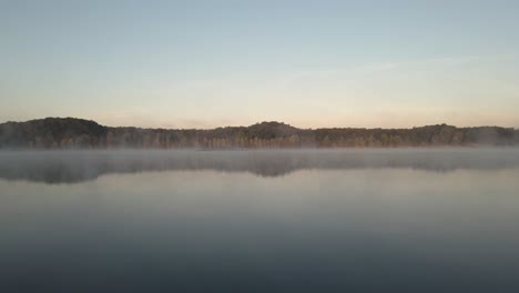 aguas tranquilas con niebla densa y espesa