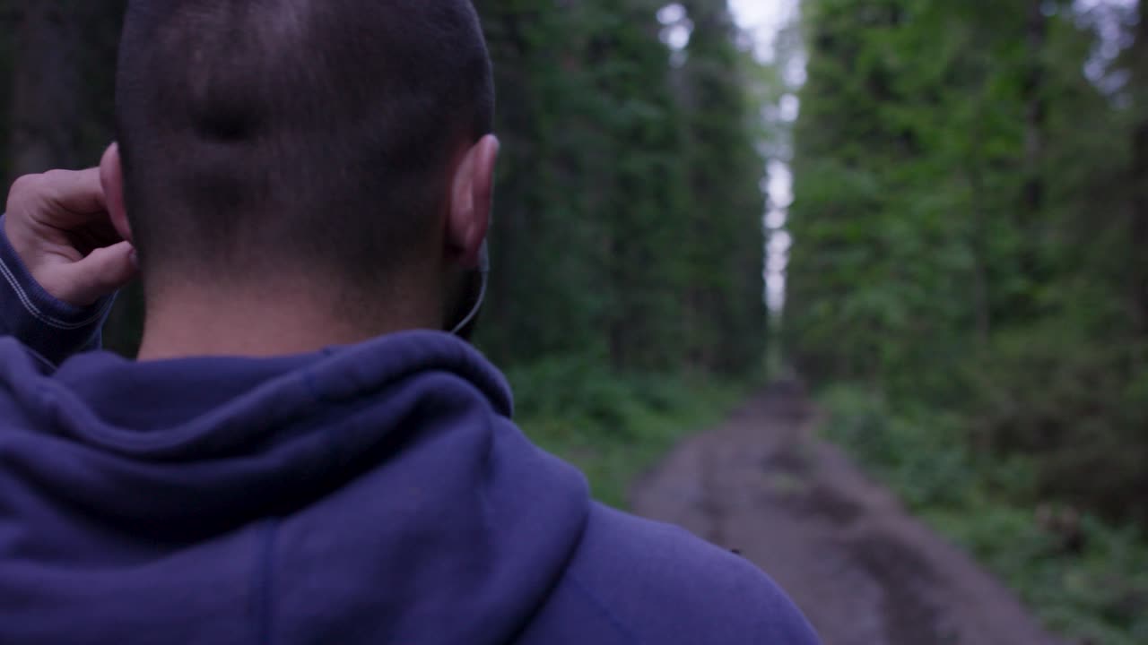 숲에서 하이킹하는 남자