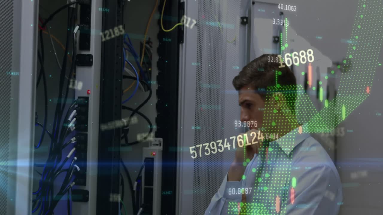 animación del procesamiento de datos sobre el trabajador de la sala de servidores caucásico