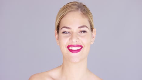 Mujer-Joven-Riendo-Con-Lápiz-Labial-Rojo