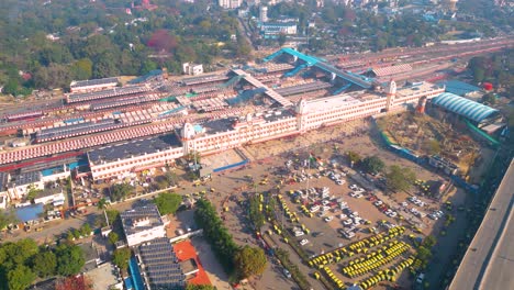 Vista-Aérea-De-La-Estación-De-Tren-De-Varanashi,-Estación-De-Tren-Con-Vista-De-Drones