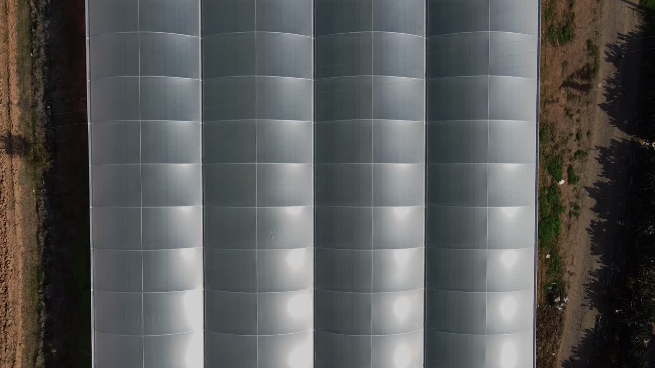 농부의 온실 위로 날아가는 조감도