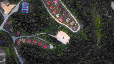 sorprendentes imágenes cinematográficas de drones residenciales de 4k después de que el problema de la deforestación consiste en muchas casas, carreteras, árboles, lagos e infraestructura en medio del bosque tropical ubicado en riau, indonesia