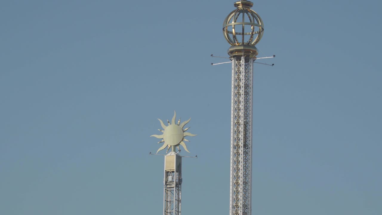스웨덴 스홀름에 있는 지구와 태양이 있는 두 개의 높은 탑