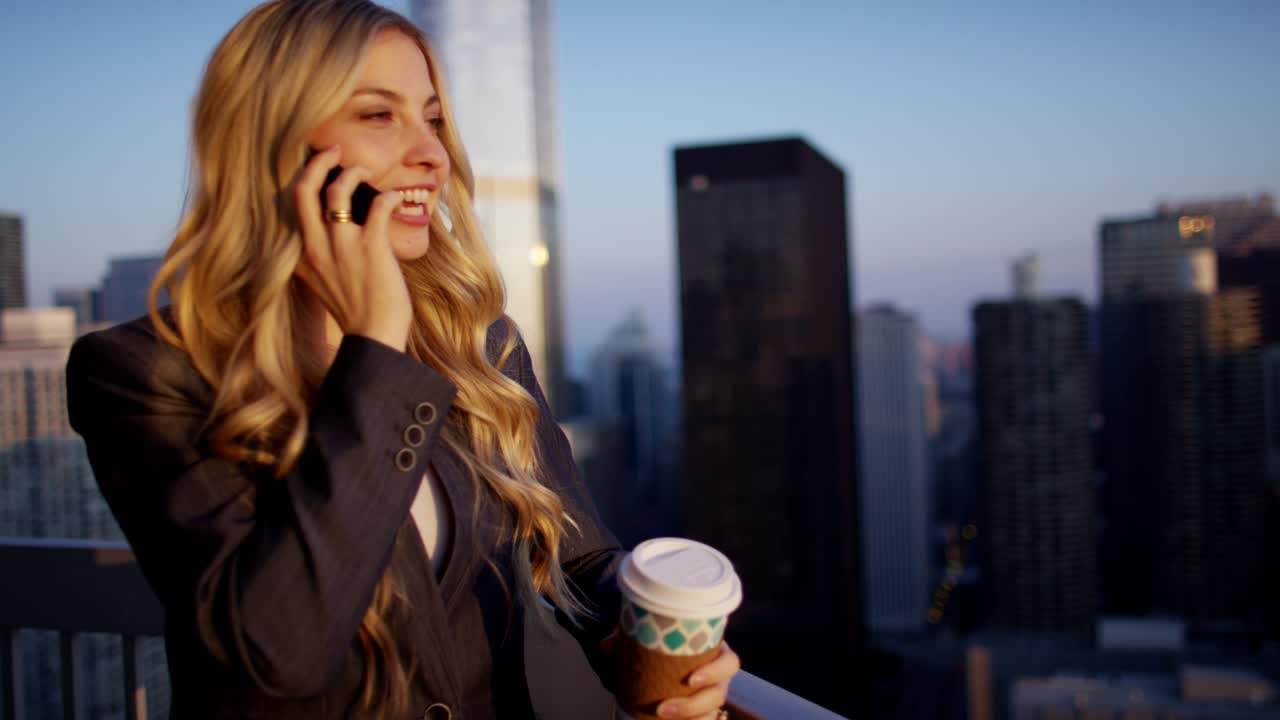백인 미국인 사업가 여성이 시카고 지붕에서 전화를 걸었습니다.
