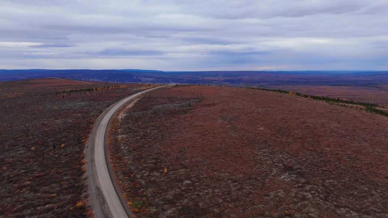 Dempster Highway durch die Tundren von Eagle Plains im nördlichen Yukon, Kanada. Luftaufnahme mit Drohne
