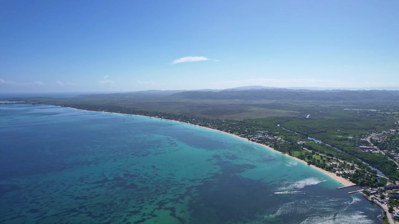 drone-opname van het hele 7 mijl strand in Negril, Jamaica