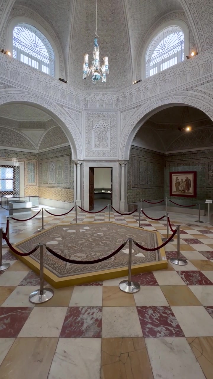 Interno sontuoso di museo con archi islamici, pareti in stucco intagliato nel Museo Nazionale del Bardo, Tunisia