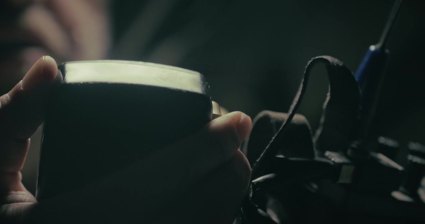 Ekstremt nærbillede af en militærperson, der kommunikerer på et vintage radiosæt inde i en mørk krigstidsbunker, der skaber en filmisk historisk scene