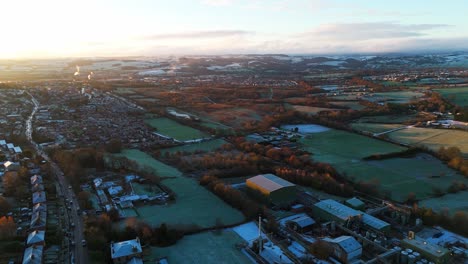 el amanecer en una mañana de invierno muy fría en yorkshire, reino unido
