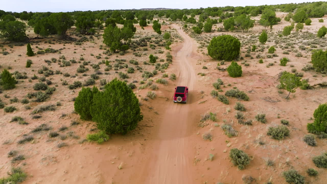 지프 랭글러 자동차가 오프로드를 달리며 미국 유타주 화이트 포켓으로 향합니다.