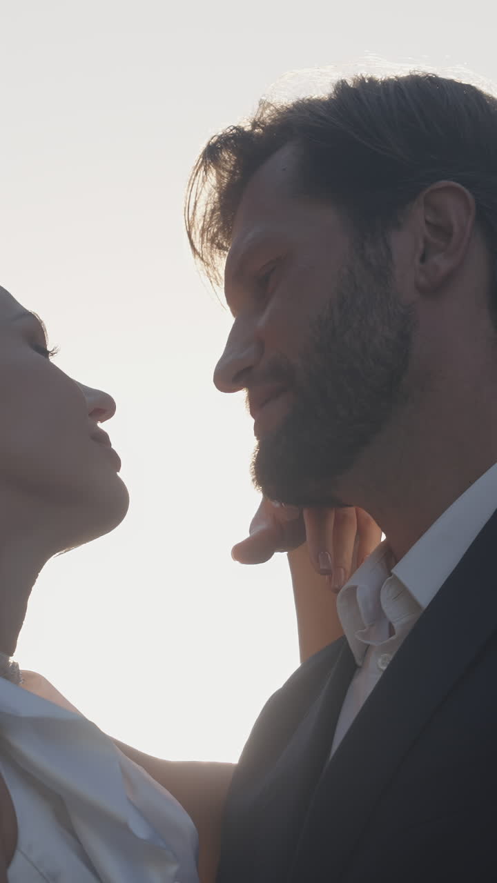 pareja besándose a la luz del sol