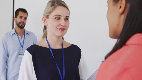 mujeres de negocios hablando en la sala de conferencias