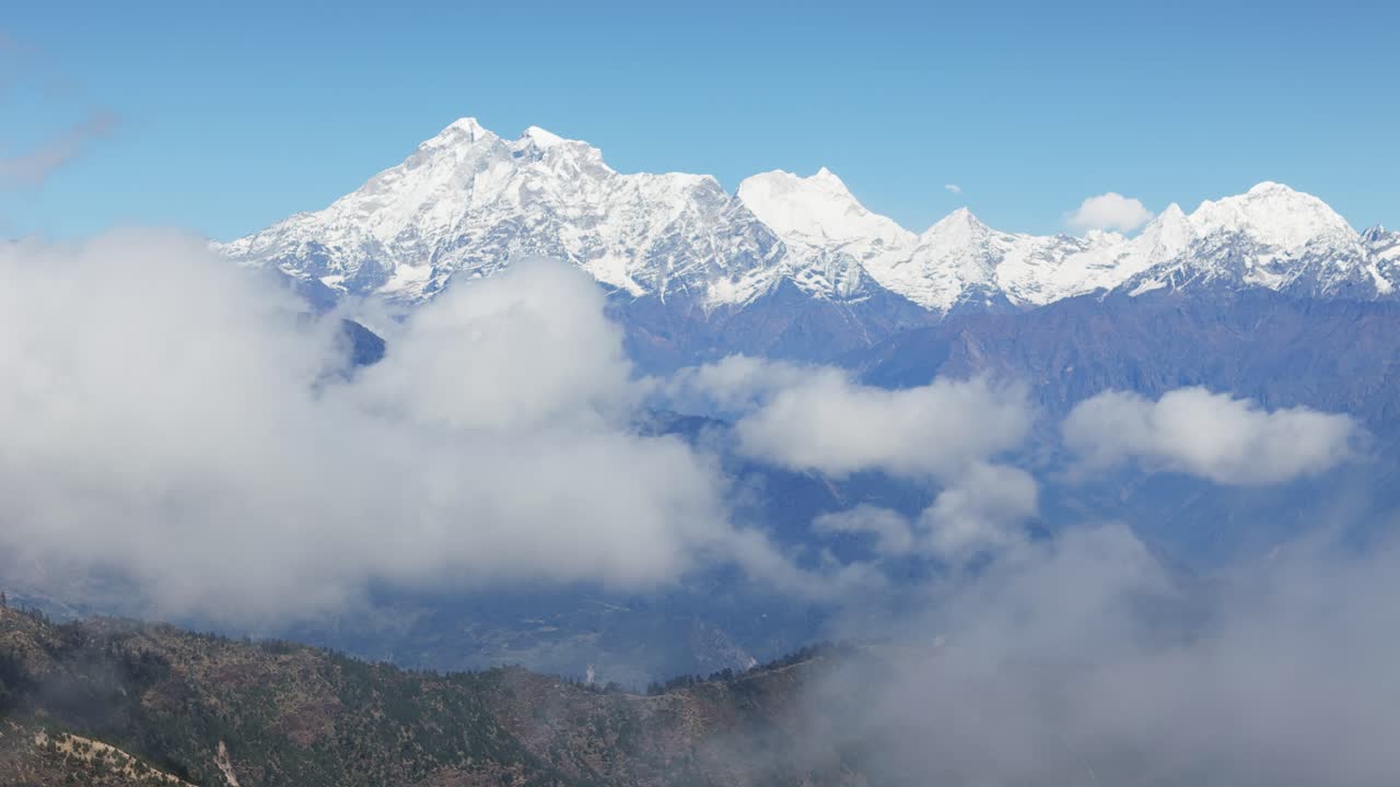 Panoramica aerea mozzafiato da Kalinchowk che mette in risalto le vette dell'Himalaya, tra cui Annapurna, Manaslu, Langtang, Ganesh Himal e Dorjee Lakpa in Nepal