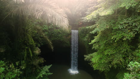 Escena-Celestial-De-La-Cascada-Tibumana,-Bali.-Ascenso-Aéreo