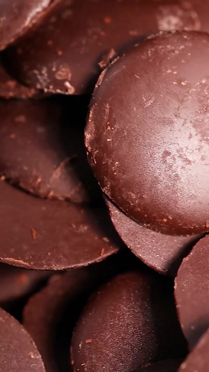 Primo piano di dischi di cioccolato in movimento