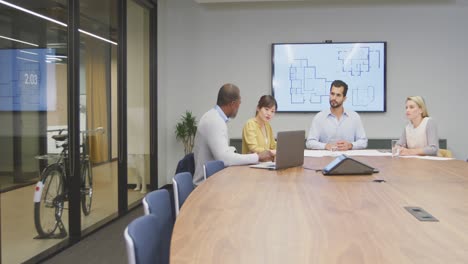 personas de negocios teniendo una reunión en una oficina moderna