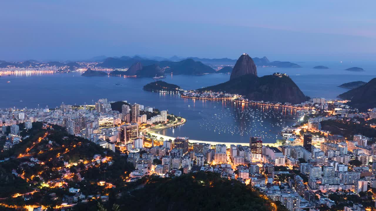Time-lapse do Pão de Açúcar durante o pôr do sol.